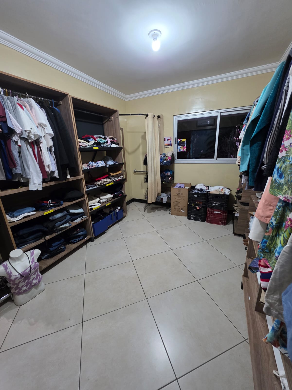 Provador e janela do bazar