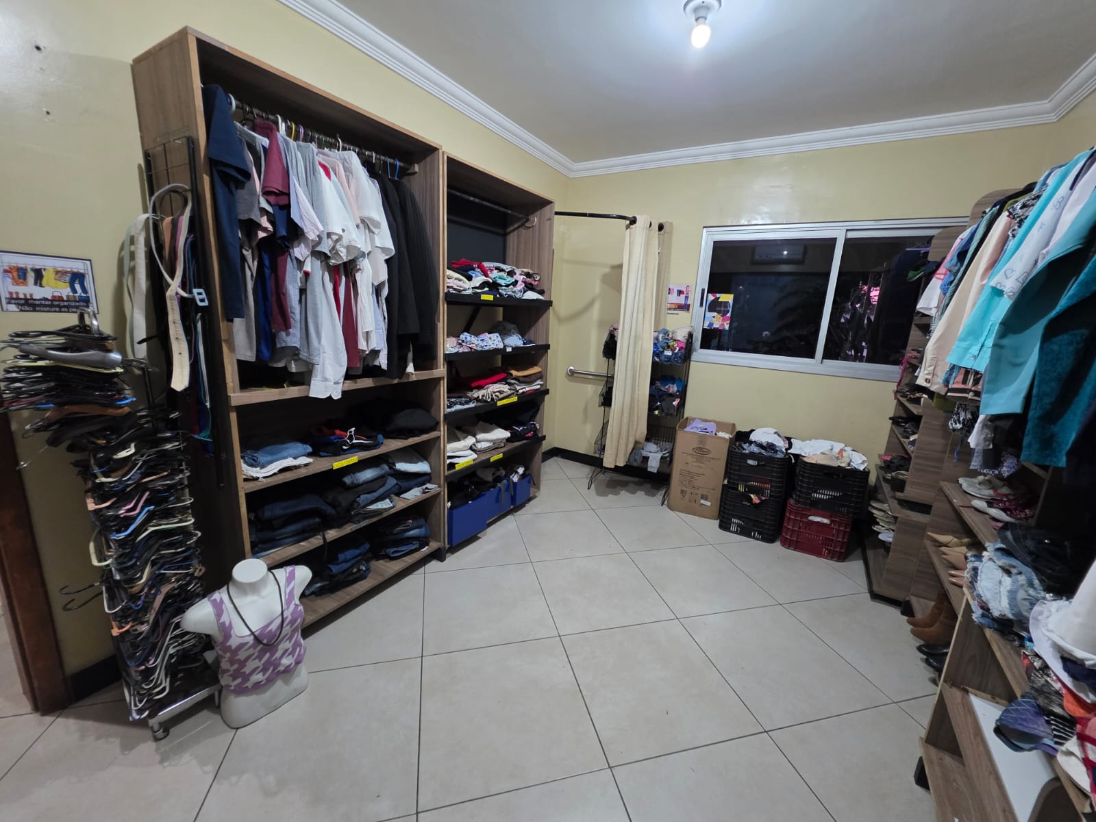 Manequim com camiseta no bazar