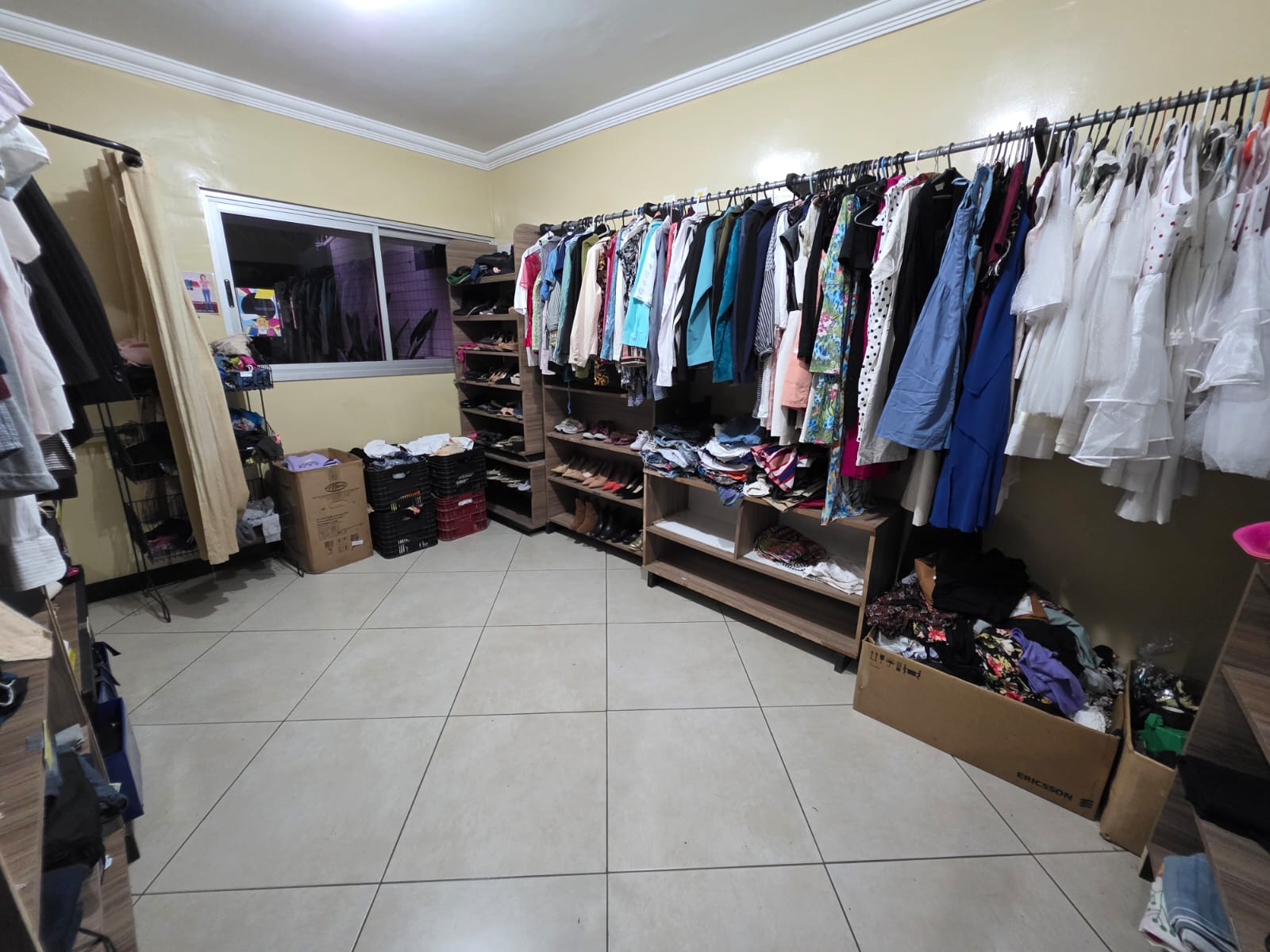 Peças expostas em araras