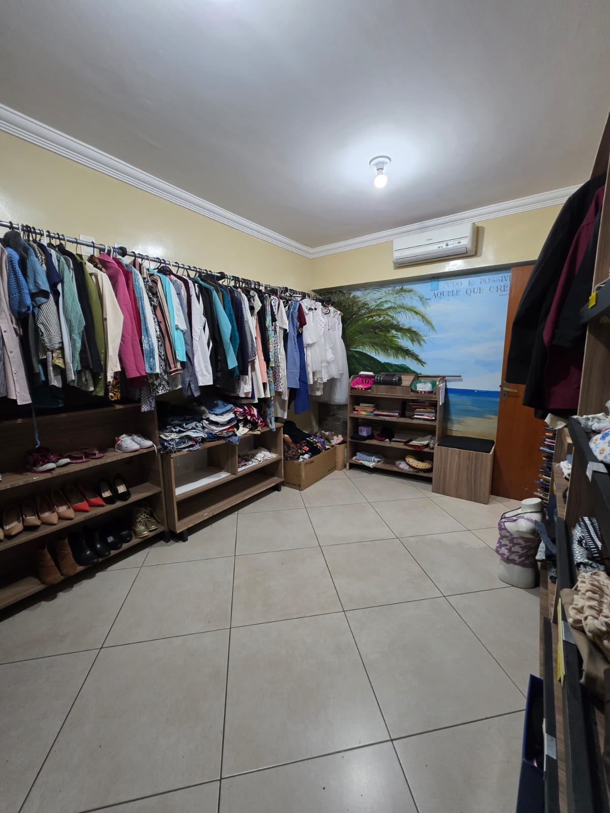 Estantes com sapatos e bolsas