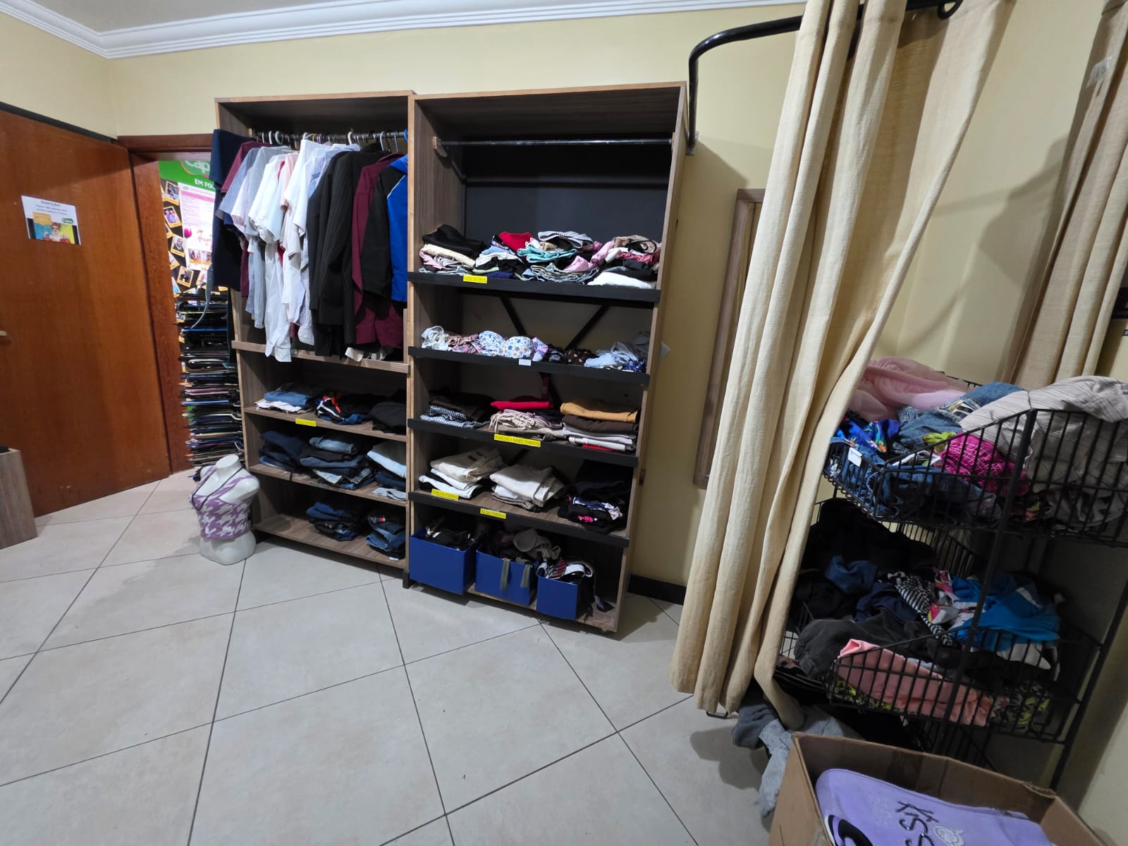 Roupas femininas e vestidos no bazar